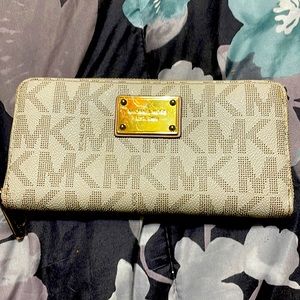 Michael Kors Signature Zip Around Large Travell Wallet in Vanilla. RARE!